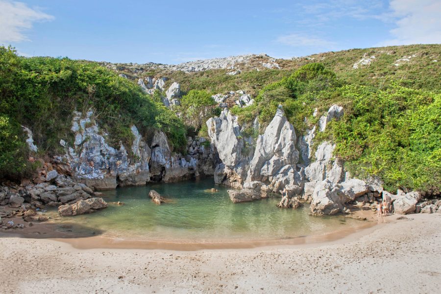 Playa De Gulpiyuri A Praia Mais Pequena Do Mundo E Est Perto De N s 