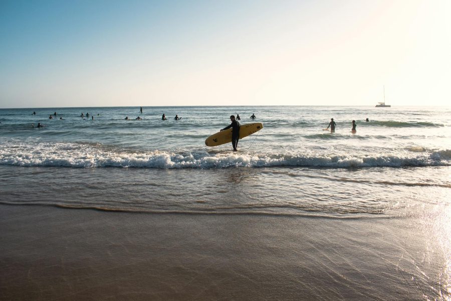 Praticantes de surf em Aljezur no Algarve, em Portugal.
