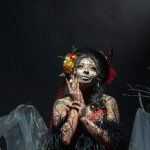 halloween lipor promete muito horror este ano! 1 Fotografia duma mulher vestida para o Halloween, estilo gótica e tipo Day of the Dead no México.