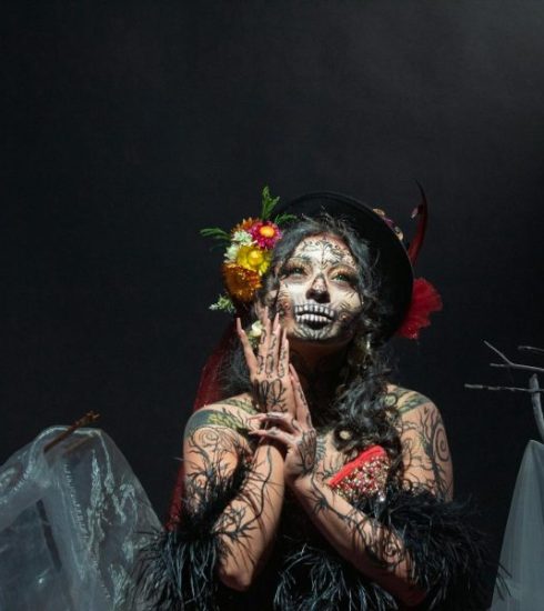 halloween lipor promete muito horror este ano! 8 Fotografia duma mulher vestida para o Halloween, estilo gótica e tipo Day of the Dead no México.