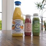 imagem de 3 garrafas de smoothies innocent drinks, numa mesa do hotel