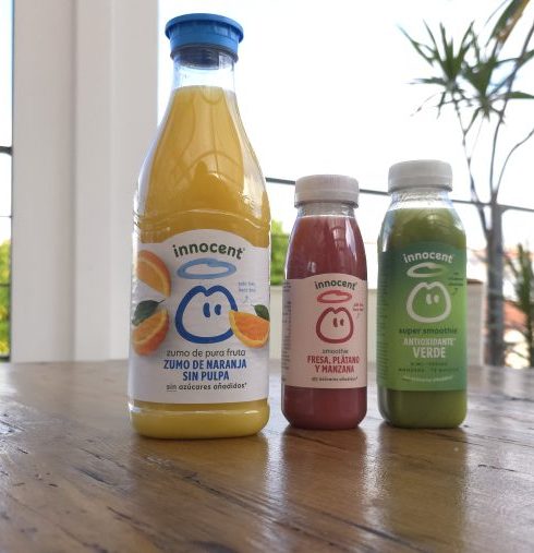 imagem de 3 garrafas de smoothies innocent drinks, numa mesa do hotel